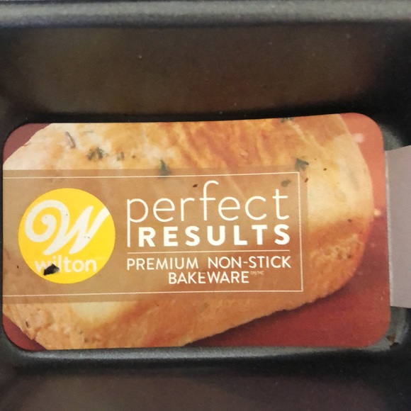 New! Wilton Premium Non-Stick 8 Mini Loaf Pan with Baking Cup Liners - Picture 2 of 12